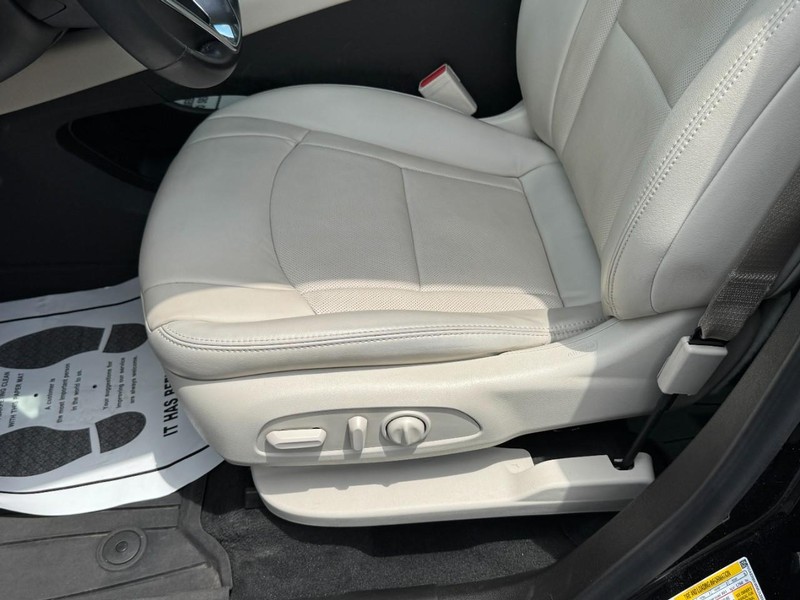 Buick Enclave Vehicle Full-screen Gallery Image 24