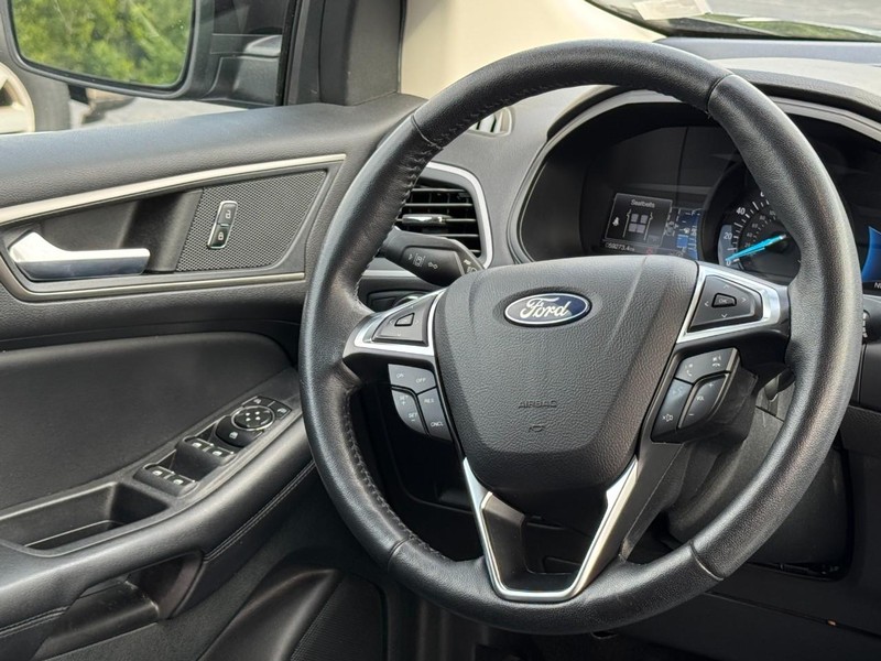 Ford Edge Vehicle Full-screen Gallery Image 12