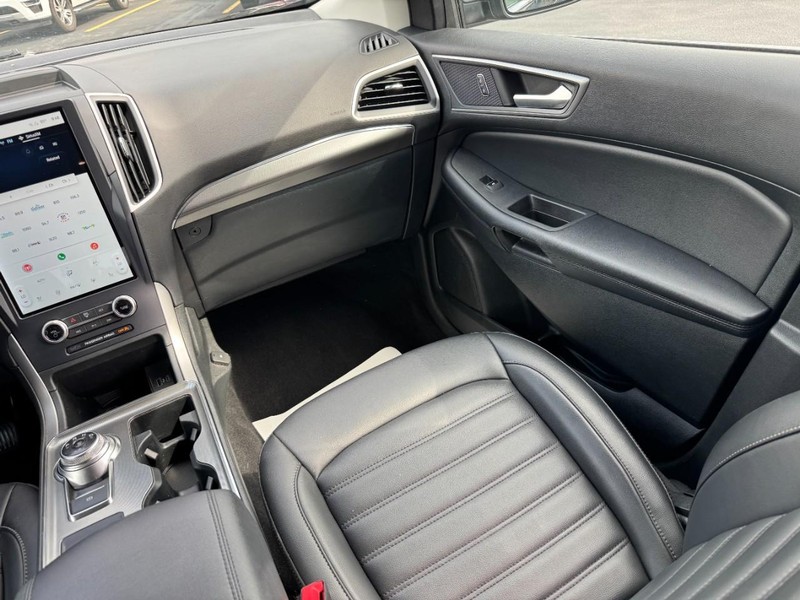 Ford Edge Vehicle Full-screen Gallery Image 15