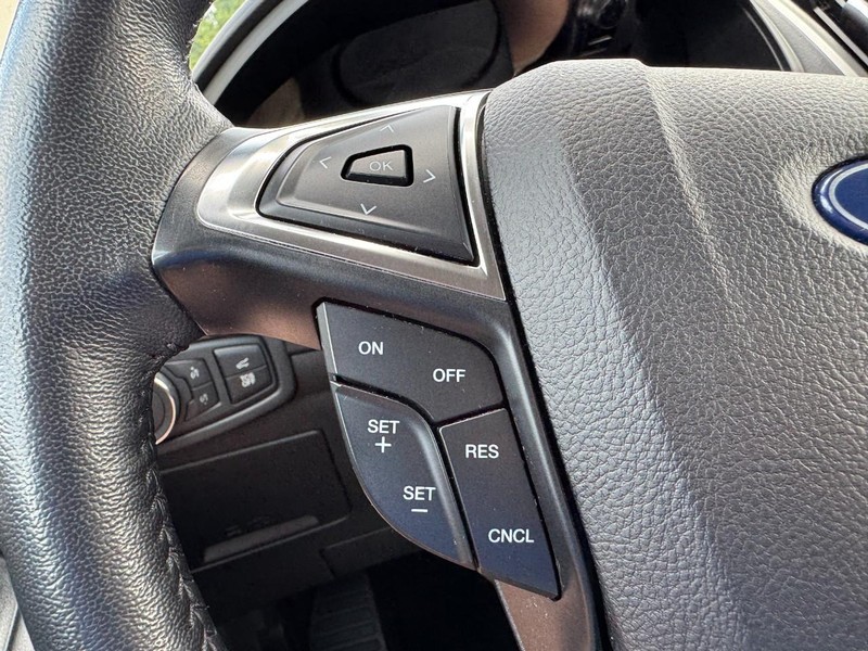 Ford Edge Vehicle Full-screen Gallery Image 16