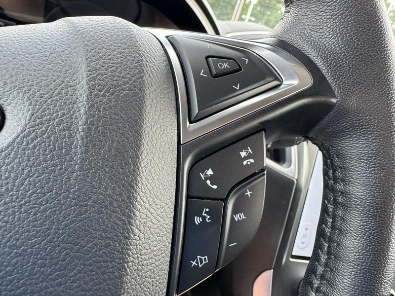 Ford Edge Vehicle Full-screen Gallery Image 17