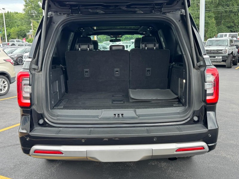 Ford Expedition Max Vehicle Full-screen Gallery Image 05