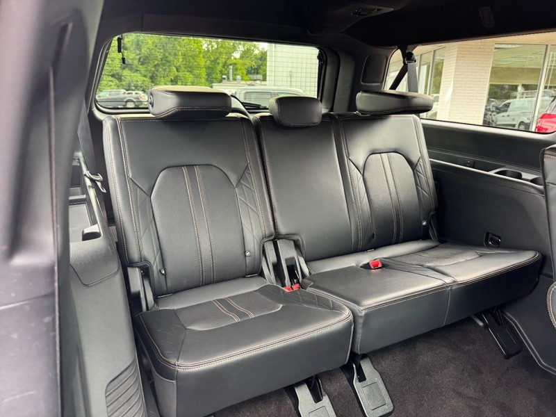 Ford Expedition Max Vehicle Full-screen Gallery Image 11