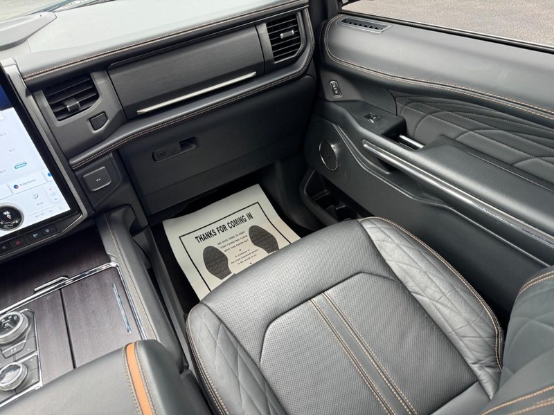 Ford Expedition Max Vehicle Full-screen Gallery Image 16
