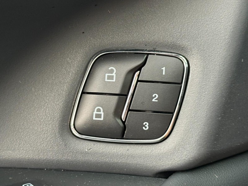 Ford Expedition Max Vehicle Full-screen Gallery Image 17