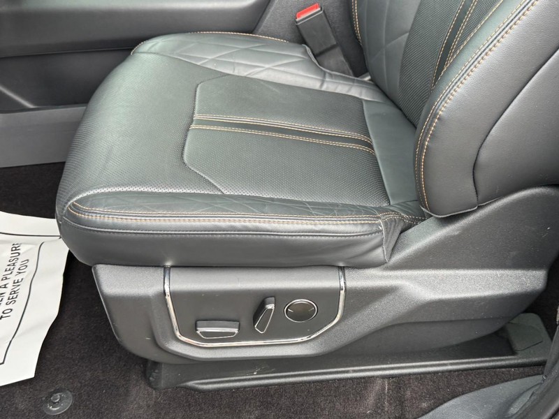 Ford Expedition Max Vehicle Full-screen Gallery Image 25
