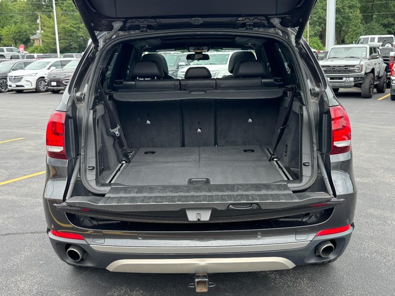BMW X5 Vehicle Full-screen Gallery Image 05