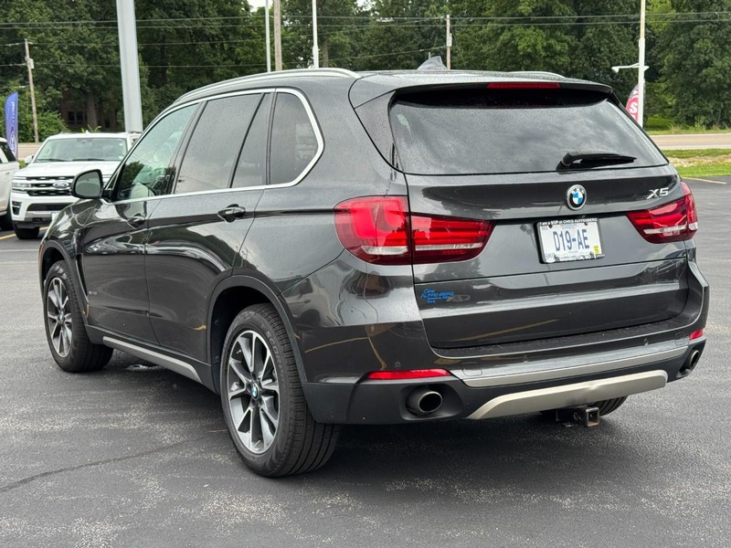 BMW X5 Vehicle Full-screen Gallery Image 06
