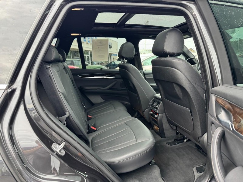 BMW X5 Vehicle Full-screen Gallery Image 10