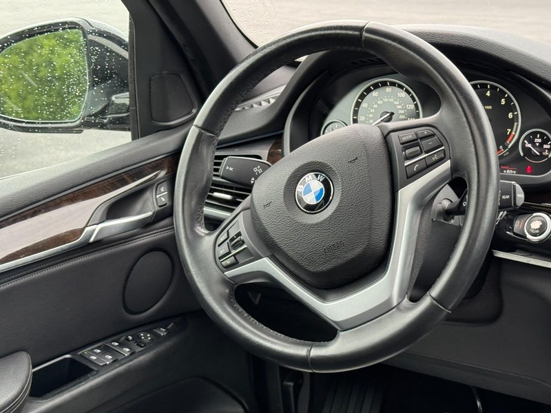 BMW X5 Vehicle Full-screen Gallery Image 12
