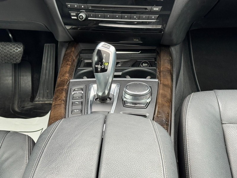 BMW X5 Vehicle Full-screen Gallery Image 14