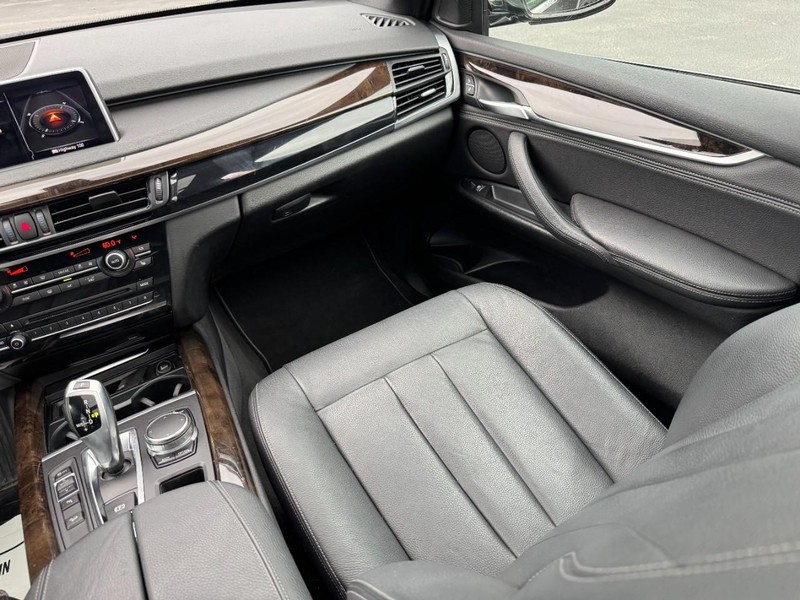 BMW X5 Vehicle Full-screen Gallery Image 15