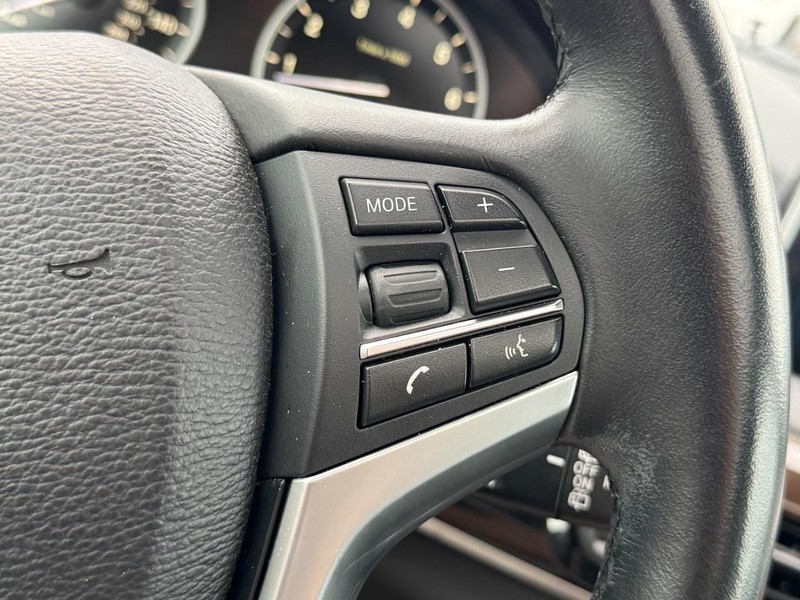 BMW X5 Vehicle Full-screen Gallery Image 17
