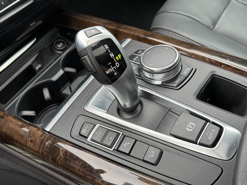 BMW X5 Vehicle Full-screen Gallery Image 19