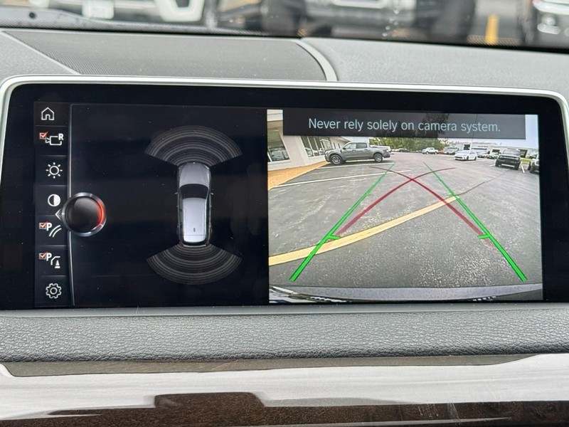 BMW X5 Vehicle Full-screen Gallery Image 22