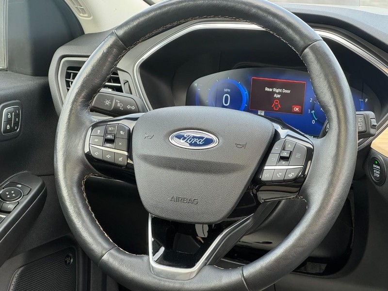Ford Escape Vehicle Full-screen Gallery Image 12