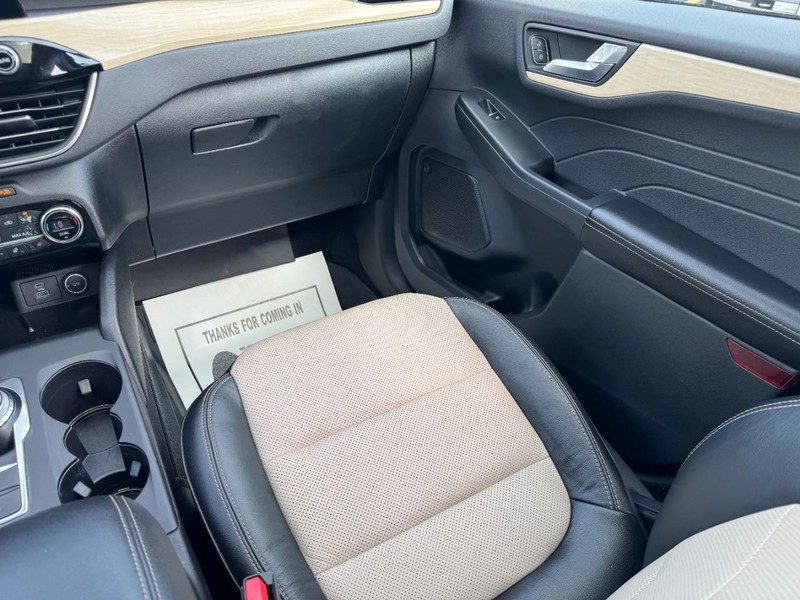 Ford Escape Vehicle Full-screen Gallery Image 15