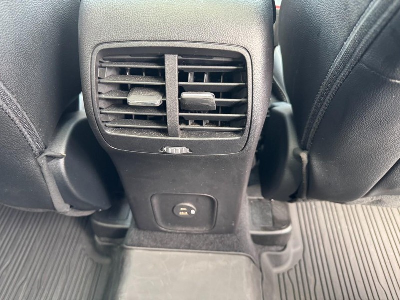 Ford Escape Vehicle Full-screen Gallery Image 16