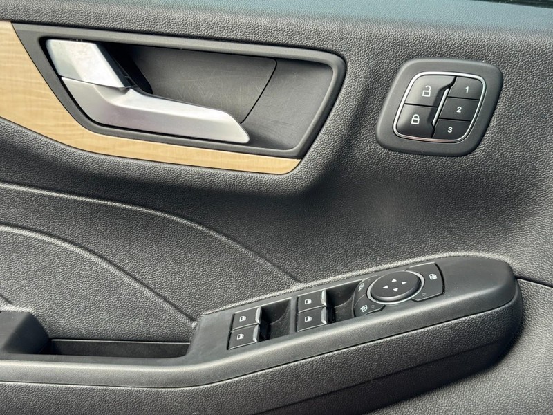 Ford Escape Vehicle Full-screen Gallery Image 25