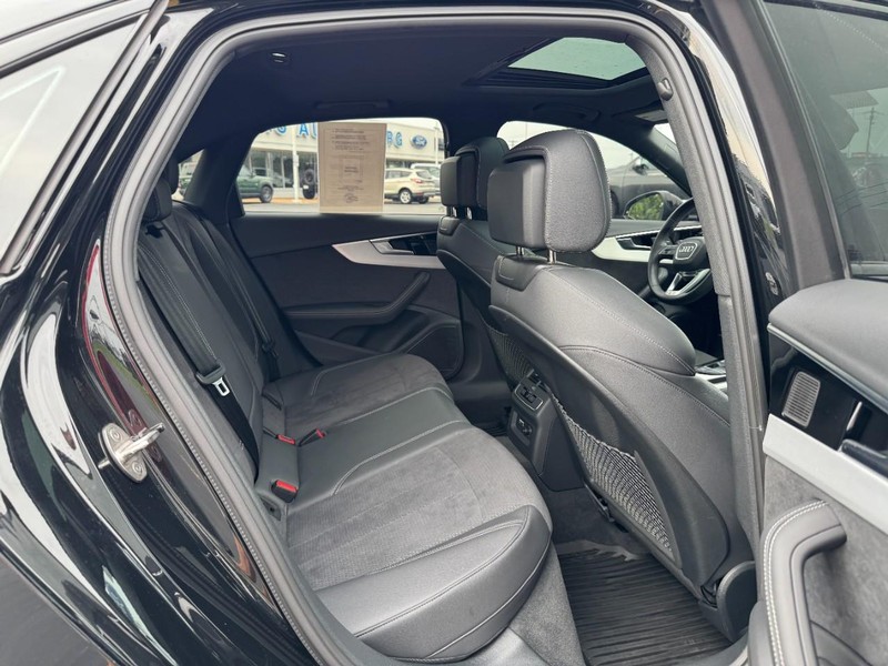 Audi A4 Sedan Vehicle Full-screen Gallery Image 10