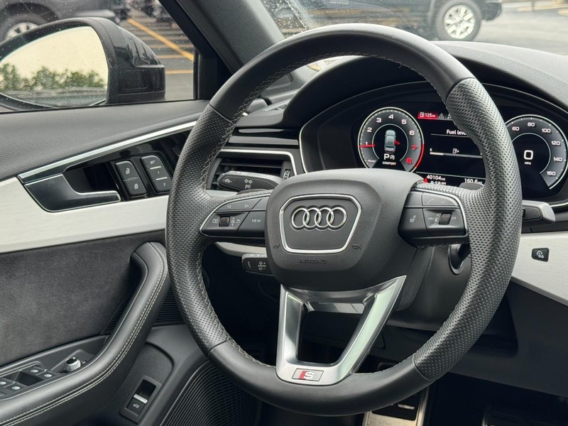 Audi A4 Sedan Vehicle Full-screen Gallery Image 12