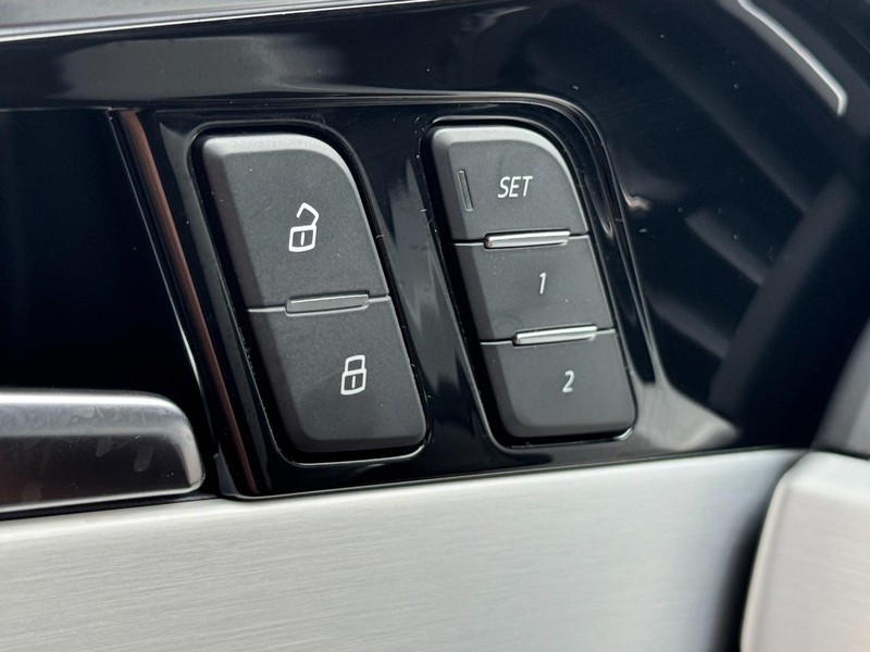Audi A4 Sedan Vehicle Full-screen Gallery Image 16