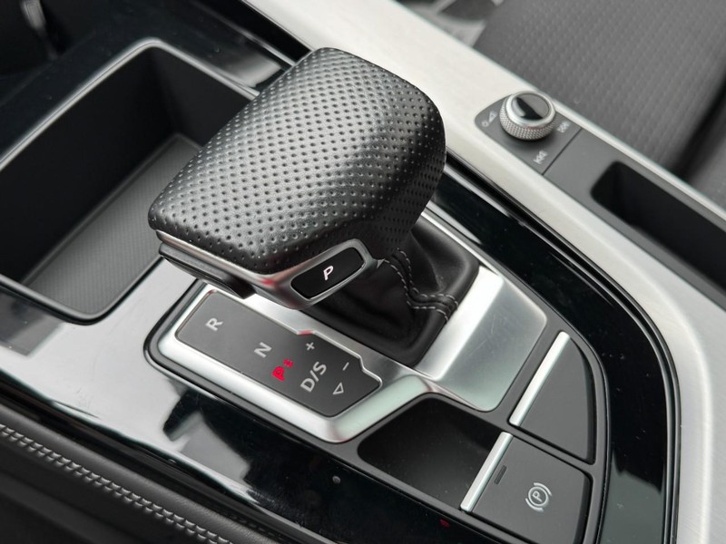 Audi A4 Sedan Vehicle Full-screen Gallery Image 20