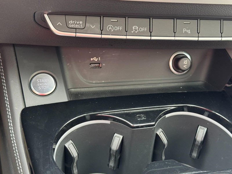 Audi A4 Sedan Vehicle Full-screen Gallery Image 21