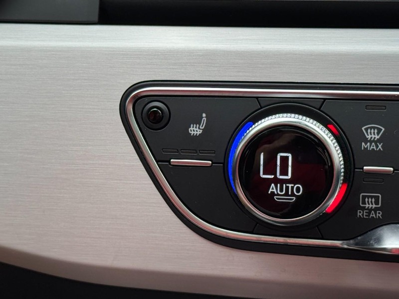 Audi A4 Sedan Vehicle Full-screen Gallery Image 22