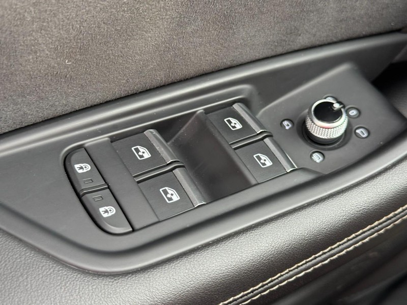 Audi A4 Sedan Vehicle Full-screen Gallery Image 25