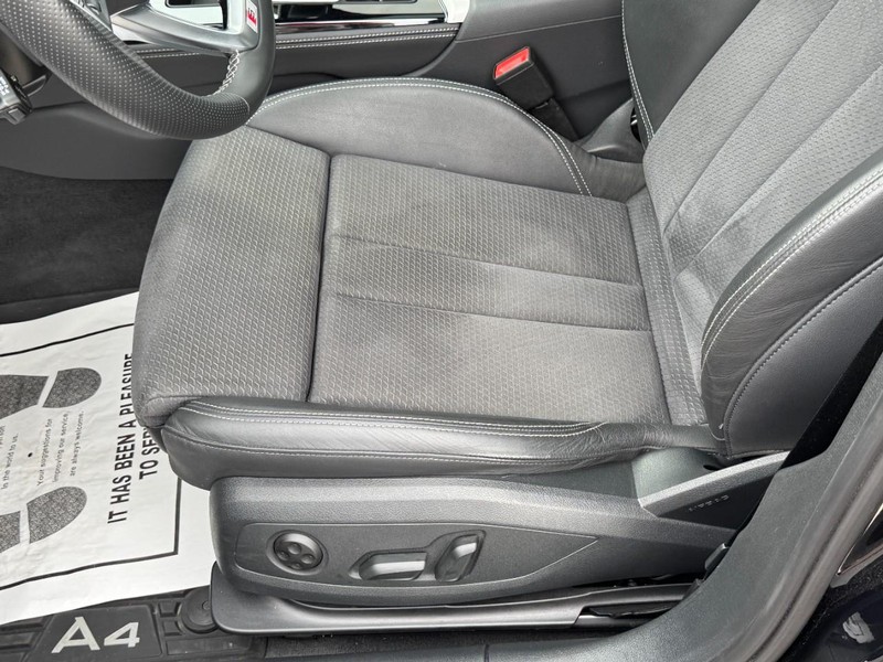 Audi A4 Sedan Vehicle Full-screen Gallery Image 26