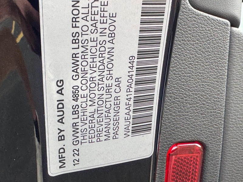 Audi A4 Sedan Vehicle Full-screen Gallery Image 27