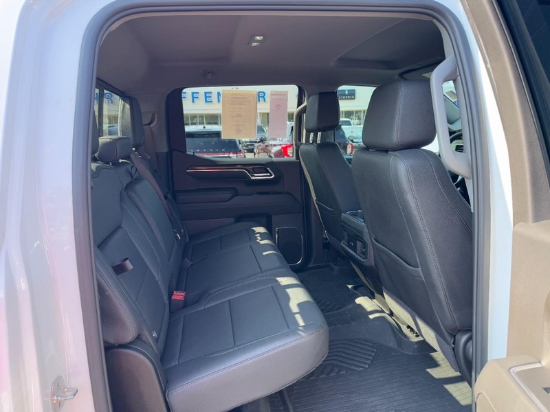Chevrolet Silverado 1500 Vehicle Full-screen Gallery Image 10