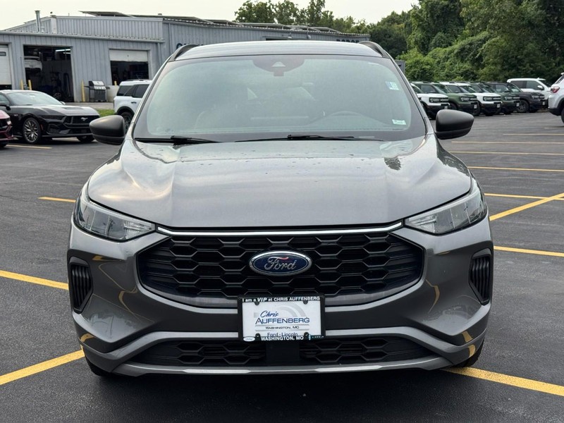 Ford Escape Vehicle Full-screen Gallery Image 09