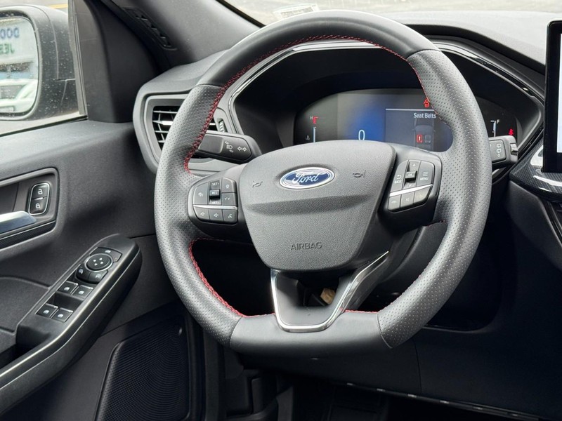 Ford Escape Vehicle Full-screen Gallery Image 12