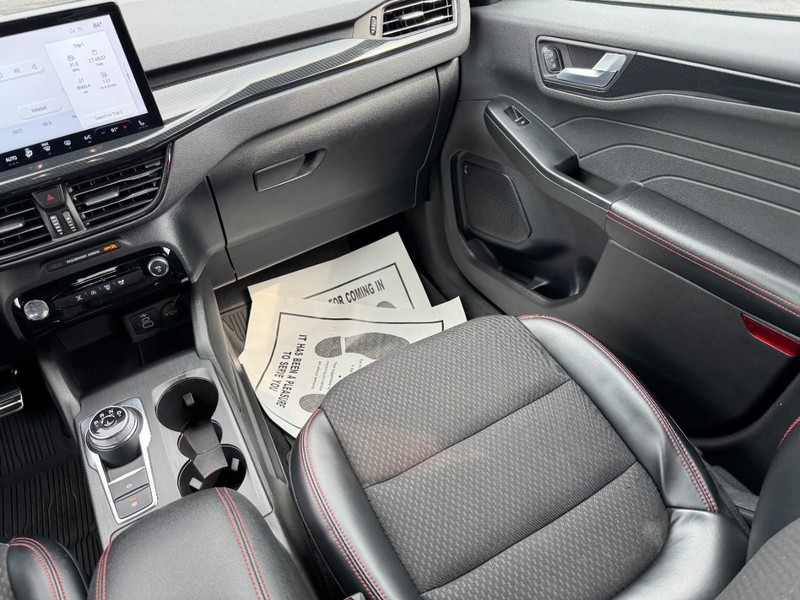 Ford Escape Vehicle Full-screen Gallery Image 15