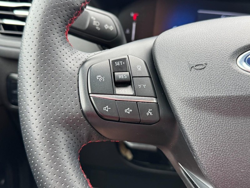 Ford Escape Vehicle Full-screen Gallery Image 16