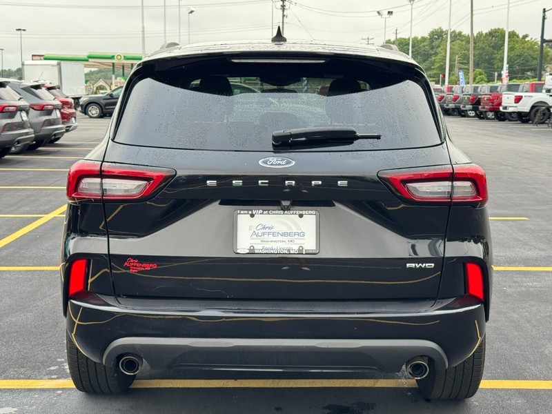 Ford Escape Vehicle Full-screen Gallery Image 04