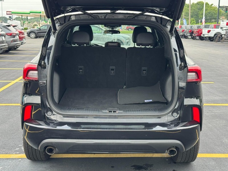 Ford Escape Vehicle Full-screen Gallery Image 05