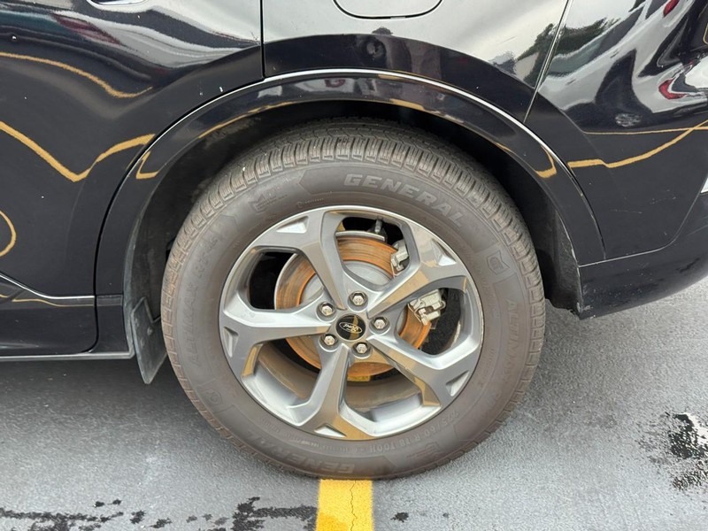Ford Escape Vehicle Full-screen Gallery Image 07