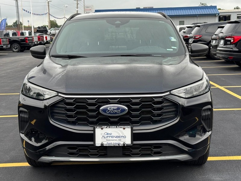 Ford Escape Vehicle Full-screen Gallery Image 09