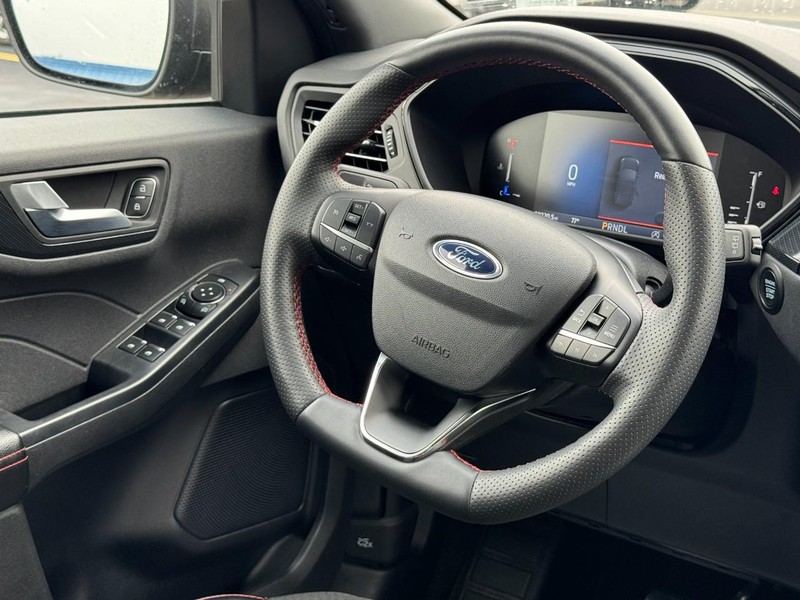Ford Escape Vehicle Full-screen Gallery Image 12