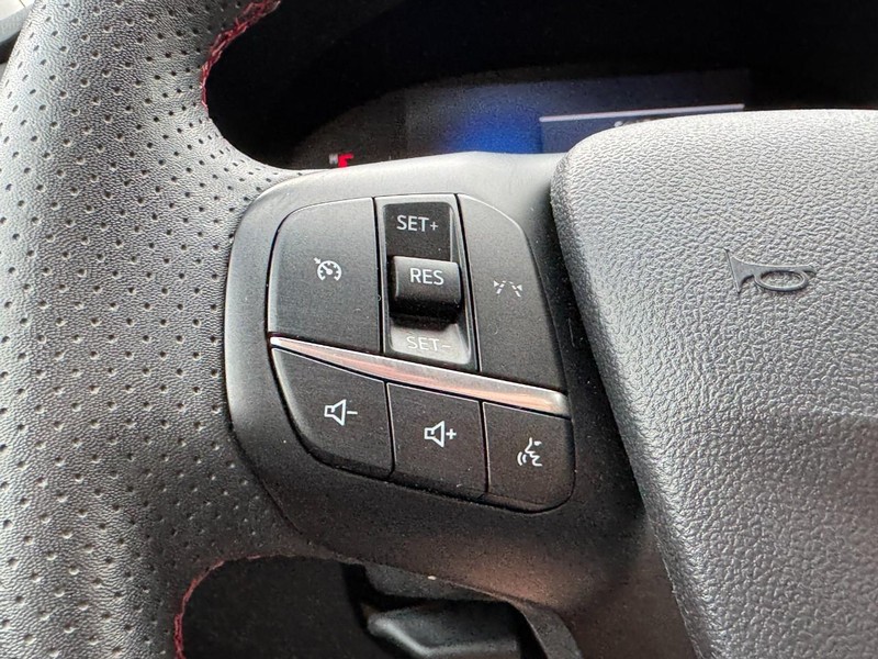 Ford Escape Vehicle Full-screen Gallery Image 16