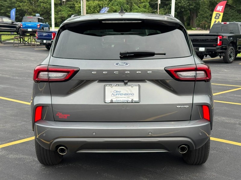 Ford Escape Vehicle Full-screen Gallery Image 04
