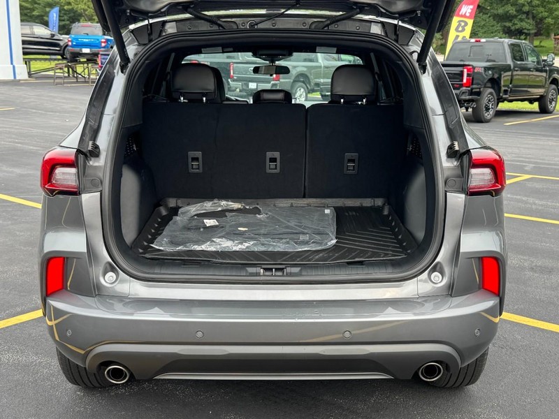 Ford Escape Vehicle Full-screen Gallery Image 05