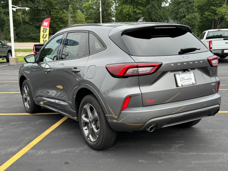 Ford Escape Vehicle Full-screen Gallery Image 06