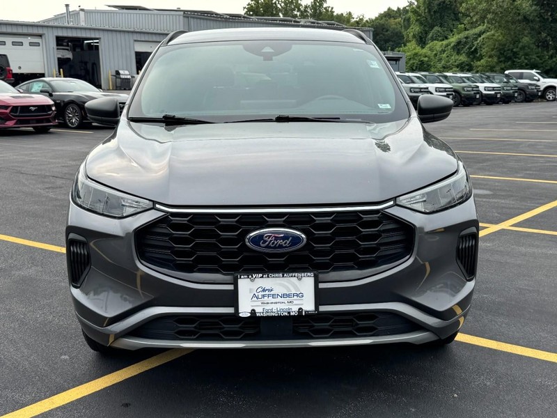 Ford Escape Vehicle Full-screen Gallery Image 09