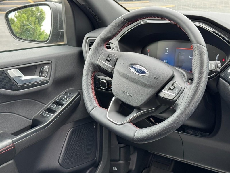 Ford Escape Vehicle Full-screen Gallery Image 12