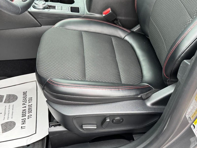 Ford Escape Vehicle Full-screen Gallery Image 23