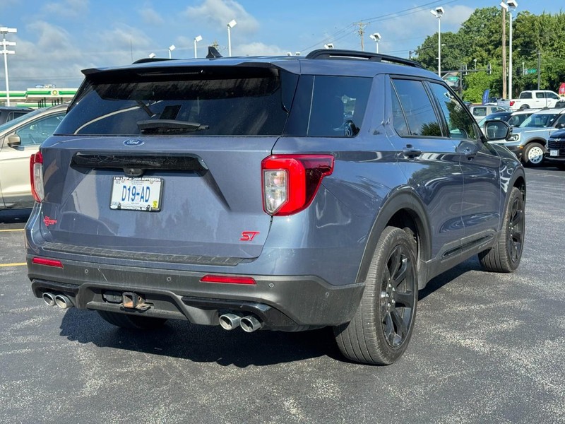 Ford Explorer Vehicle Full-screen Gallery Image 03